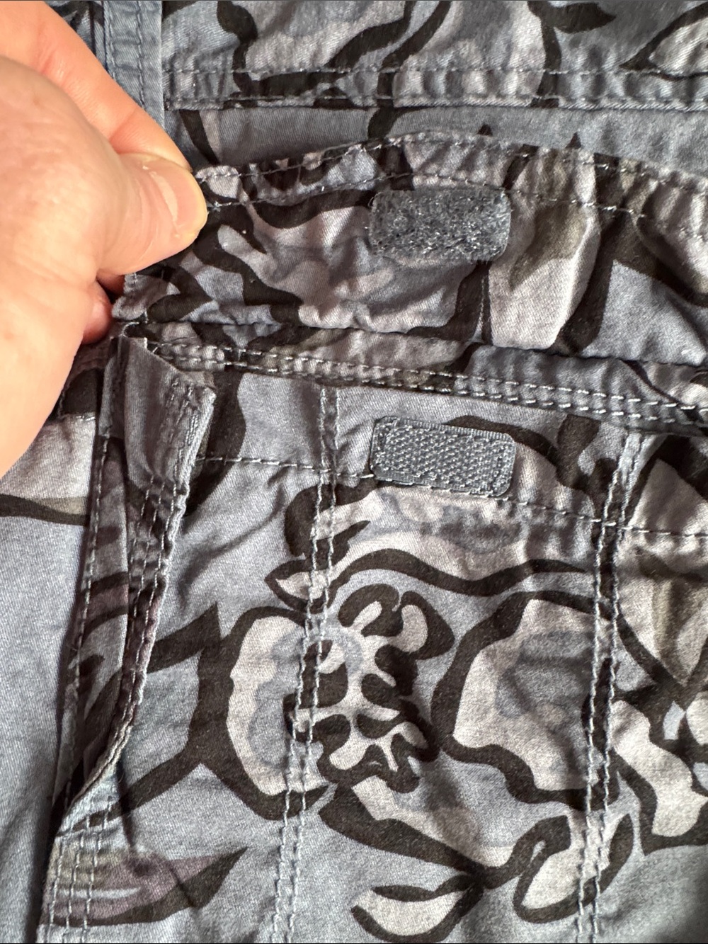 Faded Glory Blue and Gray Floral Cargo Shorts, Size:38 - Picture 6 of 7